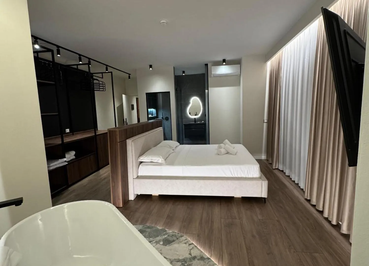 ベッド・アンド・ブレックファスト Alcazar Luxury Suites Vlorë