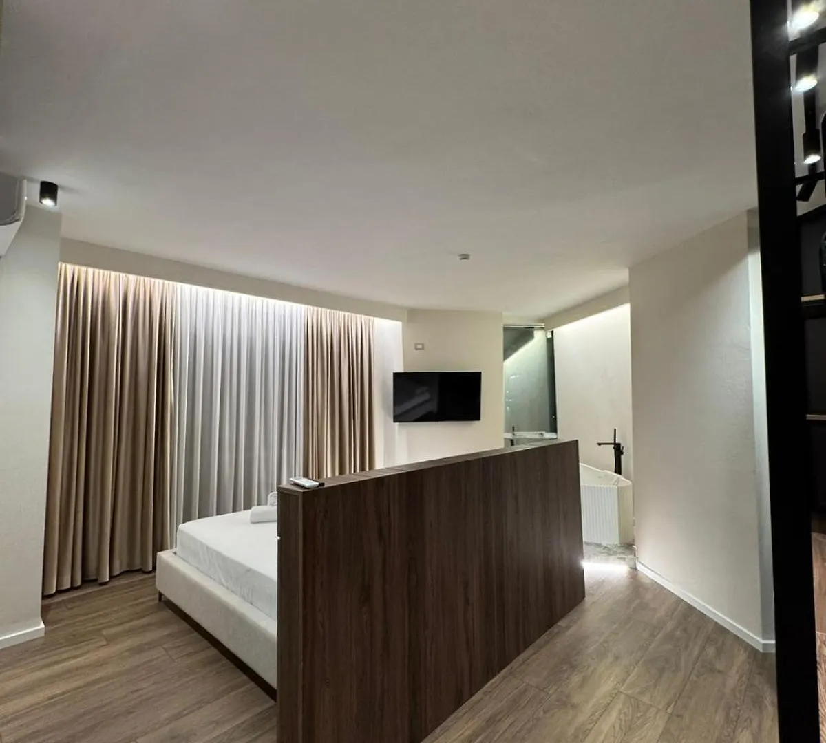 ベッド・アンド・ブレックファスト Alcazar Luxury Suites Vlorë
