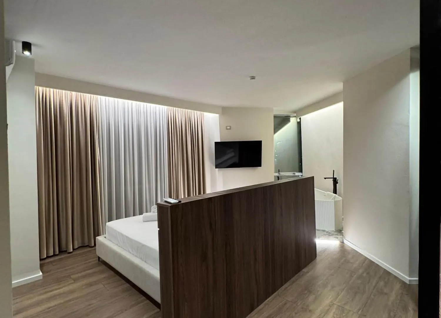 Alcazar Luxury Suites Vlorë 0*,  アルバニア