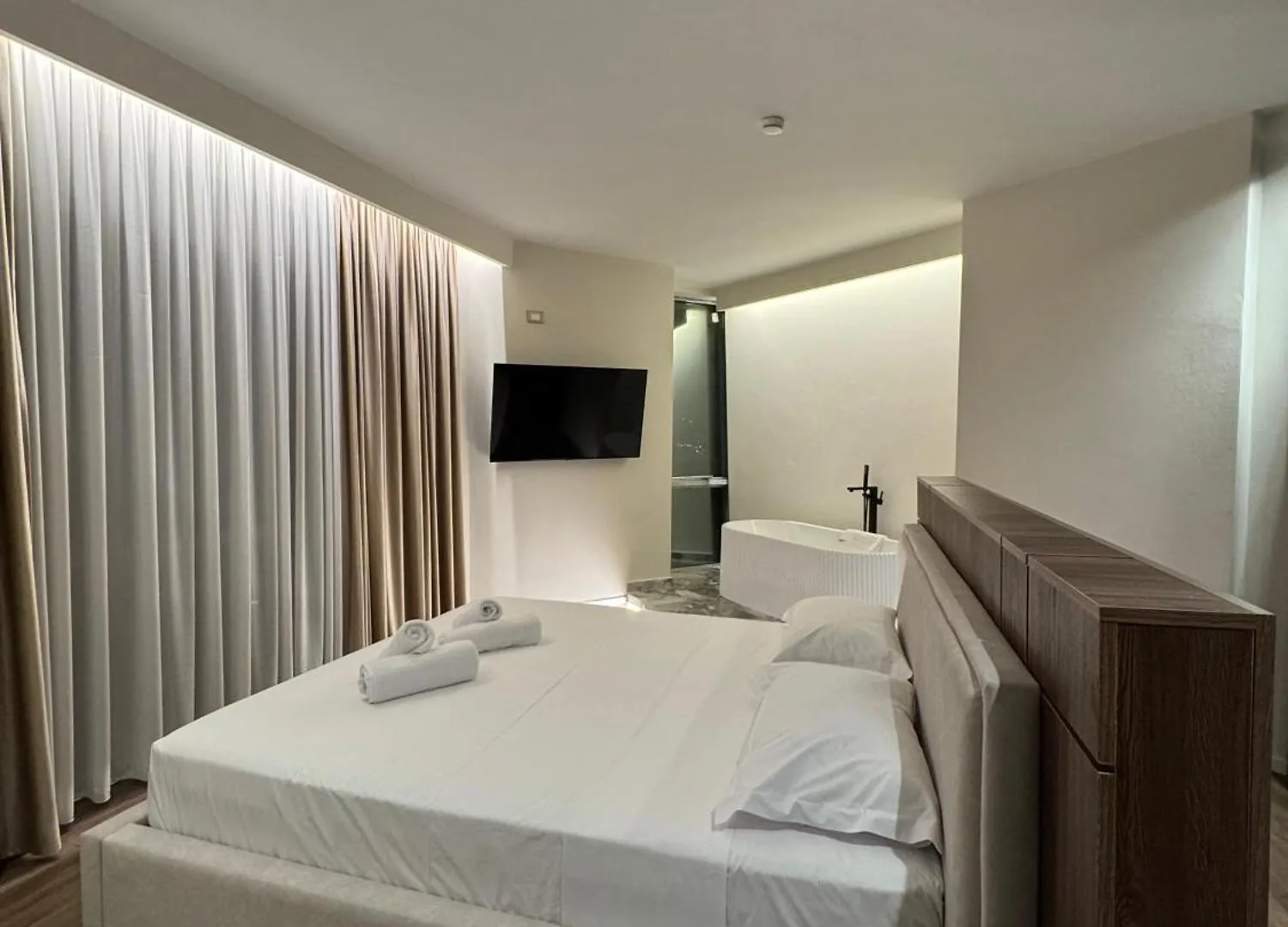 Alcazar Luxury Suites Влёра