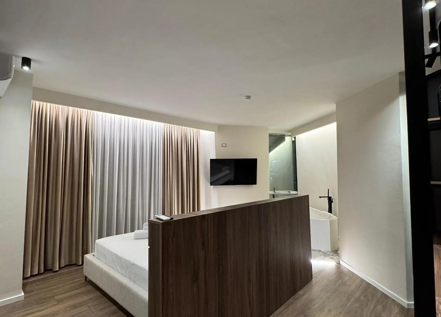 Alcazar Luxury Suites Vlorë 0*,