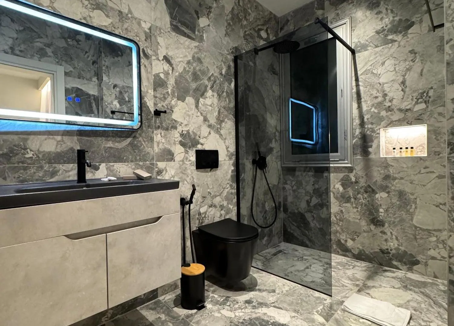 Alcazar Luxury Suites Влёра Албания
