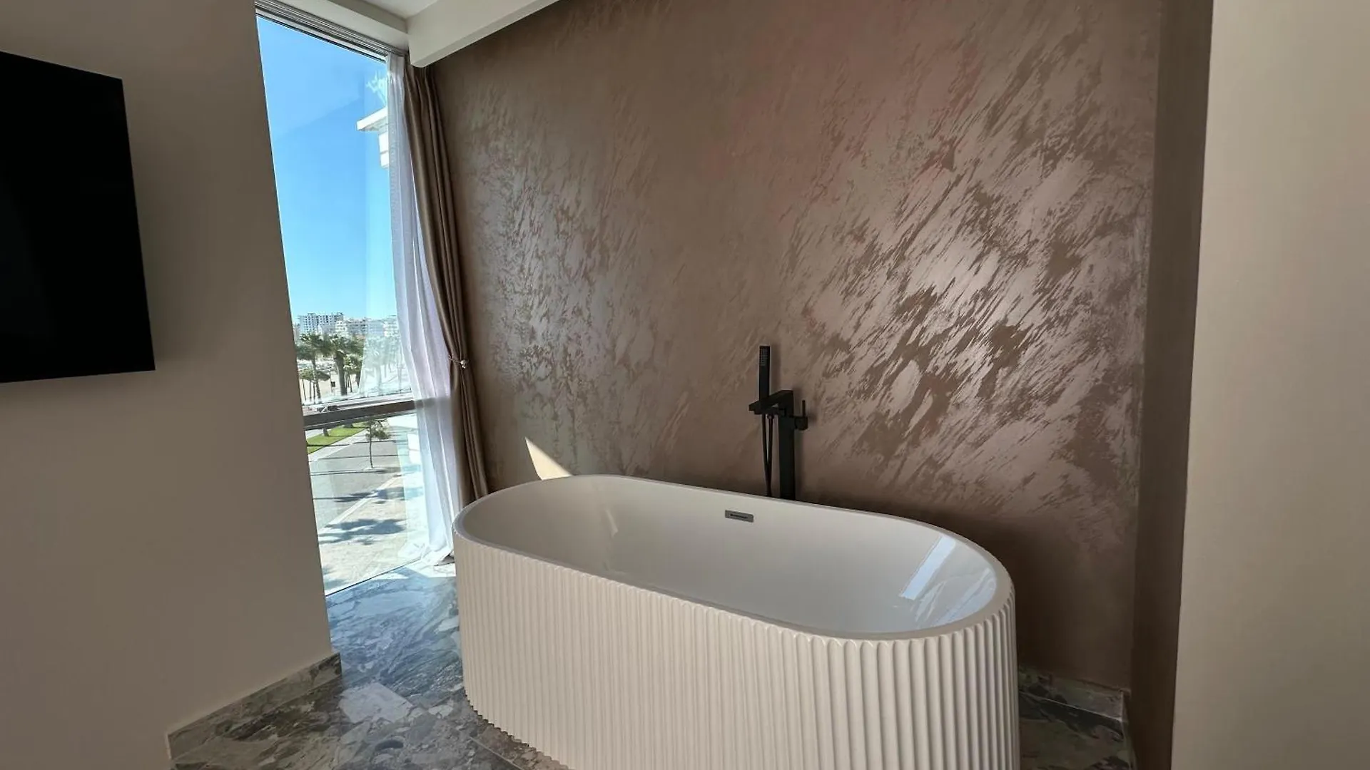 ベッド・アンド・ブレックファスト Alcazar Luxury Suites Vlorë